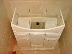 installation of a washbasin on a pedestal