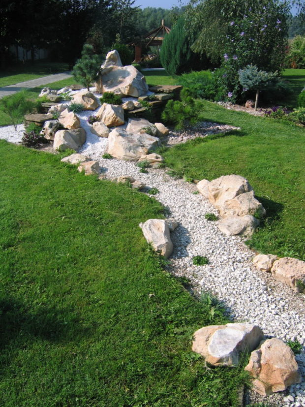 How to make a dry stream with your own hands in the country: 4 tips for creating