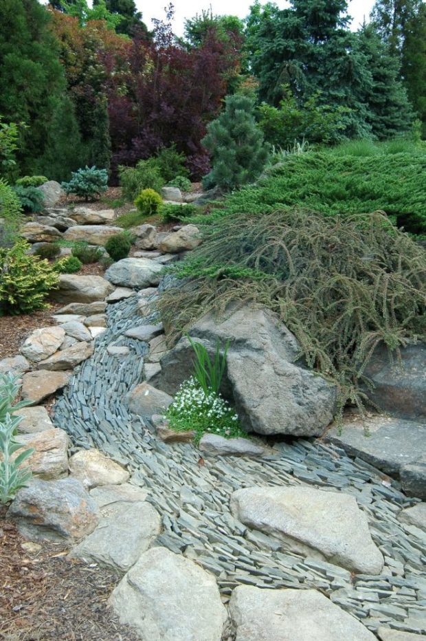 How to make a dry stream with your own hands in the country: 4 tips for creating